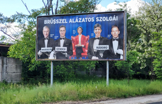 Új plakátok jelentek meg Budapesten: Magyar Péter és Ursula von der Leyen, mint alázatos szolgák
