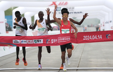 Előreengedték a kínai futót a pekingi félmaraton célegyenesében, hogy nyerhessen – videó