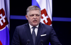 Először fotózkodott a merénylet után Robert Fico, mankóval szavazott a kórházban