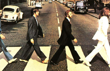 A gombafejűek fodrászával ünnepli születésnapját az egri Beatles Múzeum