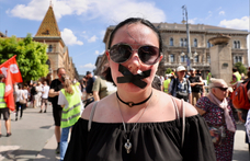 Leragasztott szájjal vonulnak át a tüntetők a Szabadság hídon