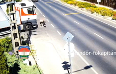 Le is szállt a járművéről a kerékpáros, hogy átmenjen a teherautó előtt, de az nem vette észre – videó