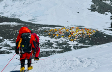 Hatalmas a tömeg a Mount Everesten, idén már 8-an meghaltak