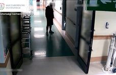 Videón, ahogyan az alvó betegeknél fosztogat a kórházba besurranó tolvaj