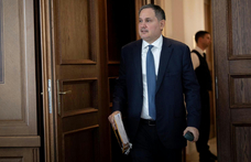 Hiába cáfolják a számok, Orbán hisz az akcióhőssé előléptetett Nagy Mártonban