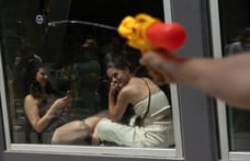 Vízipisztollyal és transzparensekkel tiltakoztak a spanyolok a turisták özöne ellen