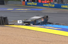 Hatalmas baleset Le Mans-ban, videón az Aston Martin felborulása