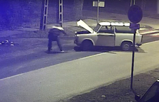 Részegen nekiesett egy Trabantnak, kitépte a kábeleket, és kitolta az út közepére – videó