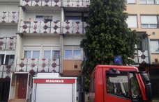 Tűzoltók szabadították ki a kétéves gyermeke által az erkélyre zárt anyát