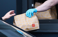 Illatos óriásplakáttal reklámozza magát a McDonald's