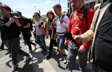Magyar Péter sajnálja, hogy a sajtó „hatalmas felháborodásában” nem foglalkozik eleget a gyaloglásával