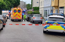 Tömegbe hajtott egy autós Németországban