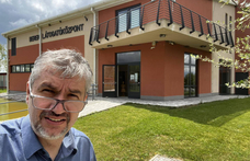 Fürdőre gyanúsan hasonlító, uniós pénzből épült múzeumot talált Hadházy Ákos