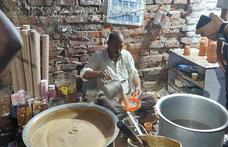 Szeretettel Delhiből: így zajlik az élet Szudáma teázójában és a D.N. Kapoor úton