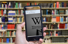 Rápróbált a Wikipédia a mesterséges intelligenciára, de visszafelé sült le a dolog