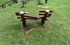 Színtiszta vandalizmus: egy salgótarjáni pár láncfűrésszel és bozótvágóval tett tönkre egy játszóteret