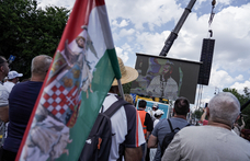 Magyar Péter: Visszahozzuk a katát, lesz bérlakásprogram és vagyonosodási vizsgálat a politikusok ellen - tele volt a Hősök tere a Tisza párt utolsó nagy demonstrációján