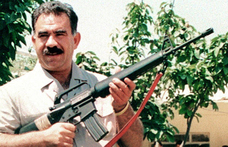 A bebörtönzött kurd vezér, Abdullah Öcalan fegyverletételre szólította fel az általa alapított PKK-t