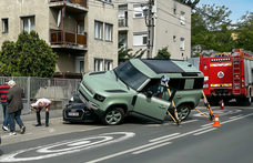 Fotók: Megmászott egy Land Rover egy Audit a Sasadi úton