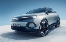 Ilyen Opel eddig még nem volt, 325 lóerővel hódít az újdonság