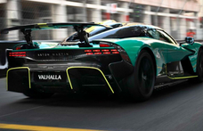 Alonso száguldozott még egyet Monacóban, egy Aston Martin Valhallában – videó