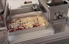 Egyként sír fel minden olasz: itt a pizzakészítő robot, amely mesterséges intelligenciával dolgozik (videó)