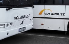A tűző napon, árnyék és mosdó nélkül várakozhat a Lázár János által berendelt buszsofőrök egy része