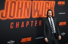 Keanu Reeves leharcolta a térdét