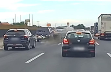 Az M0-son araszoló kocsik közé csapódott egy rendőrök elől menekülő Audi – videó