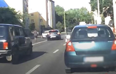Kismotoros ovist kellett üldözni Pécsen, mert kikeveredett a főútra – videó