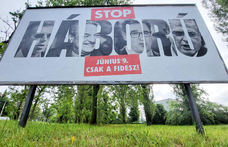 Irányt váltott a Fidesz kampánya: a háborús plakátok után itt vannak a békések