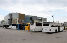 A tűző napon, árnyék és mosdó nélkül várakozhat a Lázár János által berendelt buszsofőrök egy része