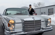 Tatabányán felújított, 180 millió forintos Mercedesről forgatott az egyik legismertebb női autós videós, Supercar Blondie
