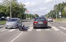 Döbbenten nézte az autós, ahogy nekiszalad egy gyalogos, majd elsántikál – videó