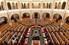 A nyugdíj és az örökbefogadás szabályaihoz is hozzányúl a kormány egy salátatörvényben
