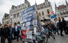 Civil szervezetek százai tiltakoznak az Európai Bizottságnál a Fidesz megfélemlítési törvénye ellen, országos tüntetéssorozat is készül