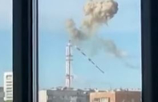 Videón, ahogy rakétacsapás után összedől a harkivi tévétorony