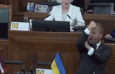 Botrányosan viselkedett egy orosz származású képviselő a lett parlamentben