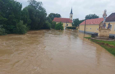 Több megyében is utakat öntött el a víz, vannak, akik az otthonukban ragadtak