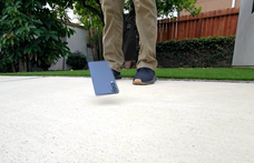Ez történik, ha kiesik a kezéből a Samsung Galaxy S25 Edge, és pont a betonon landol – videó
