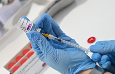 Befejezi Covid-vakcinája gyártását az AstraZeneca 