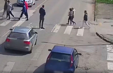 Videó: „Nem értem mi a gond” – mondta a sofőr, aki áthajtott a gyerekek közt a zebrán