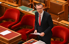 Elfogadta a parlament a tb-kiskönyv megszüntetésére vonatkozó javaslatot