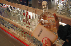 Történelmi lépés: már lehet erősebb italokat venni a finn boltokban, Svédországban is jó világ jön