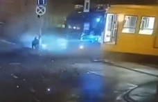 Kizuhant a sofőr a 124-es buszból, miután nekiütközött a 62-es villamos Zuglóban – videó