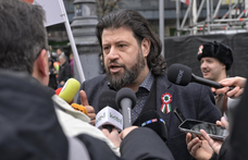 Puzsér Róbert az átláthatósági törvény megszavazásának elhalasztása ellenére is megtartja tüntetését a Kossuth téren