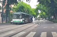 Hatalmas eséssel úszta meg a biciklis, hogy elüsse a busz – videó