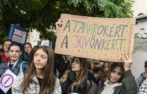 Jogaikat követelő tanárok