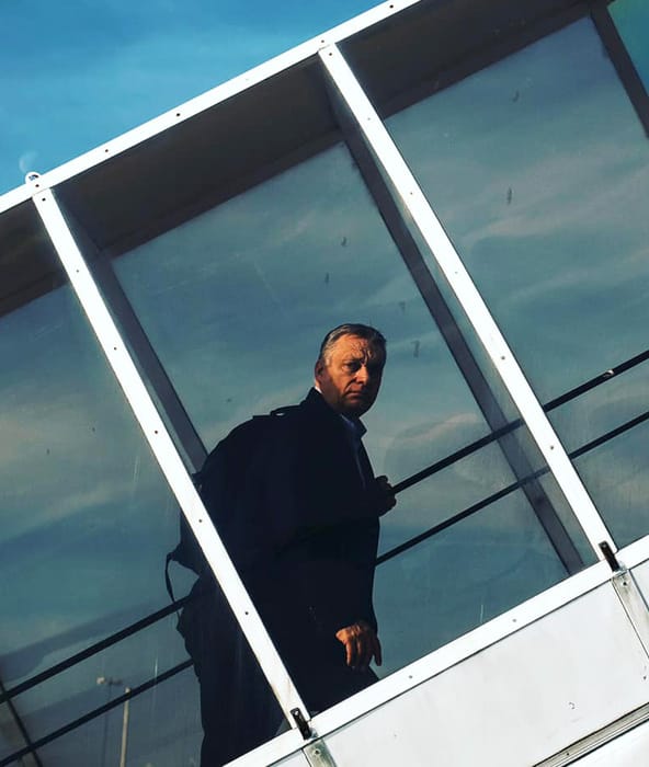 Mentsétek meg Orbán Viktort, épp megalázza magát a hatalomért