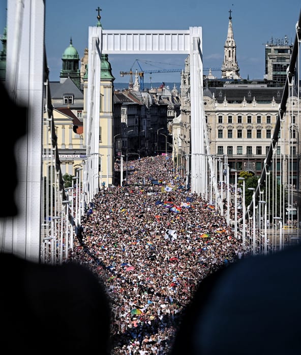 És akkor olyan jól sikerült a Pride, hogy a kormány kénytelen volt bedobni a gyerektelenek olcsó lakáshitelét